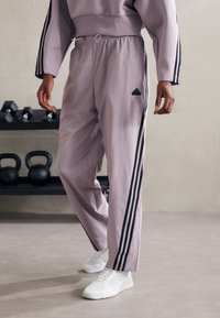 adidas Sportswear - FUTURE ICONS THREE STRIPES PANT - Dresside alumine osa - preloved fig/black Väikepilt 1