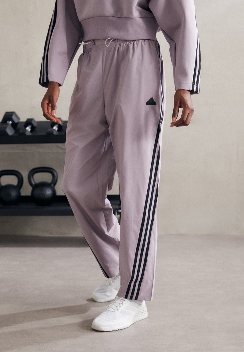 adidas Sportswear - FUTURE ICONS THREE STRIPES PANT - Dresside alumine osa - preloved fig/black, Suurenda