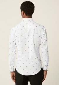 Next EASY IRON PRINTED OXFORD REGULAR FIT - Marškiniai - white neutral bird