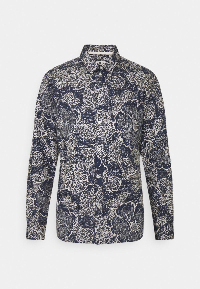 Koszula na guziki z długim rękawem, w granatowo-biały kwiatowy wzór, z kołnierzykiem na spiczasto, na jednolitym jasnym tle.