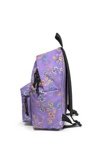 Zaino viola con motivo floreale, dotato di una tasca laterale, spallacci regolabili e chiusura con coulisse. Materiale sintetico liscio.