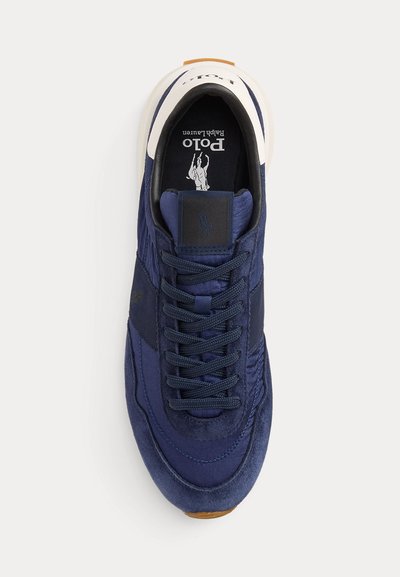 Σκούρο μπλε αθλητικό παπούτσι Polo Ralph Lauren με κορδόνια, λευκή λεπτομέρεια στη φτέρνα και λογότυπο τυπωμένο μέσα στο παπούτσι.