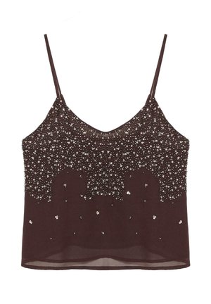 Smeđa prozirna majica na tanke naramenice, ukrašena gusto grupiranim srebrnim šljokicama na vrhu i razbacanim šljokicama prema dnu.