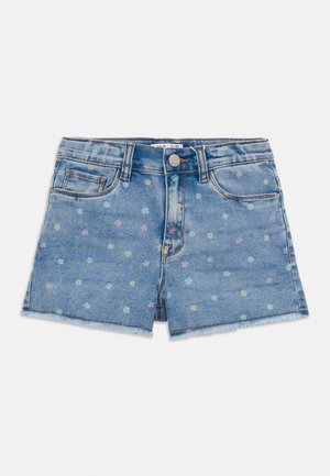 Shorts vaqueros con cierre de botón y cremallera, bolsillos delanteros y monedero, con un pequeño estampado floral en tonos pastel y dobladillos deshilachados.