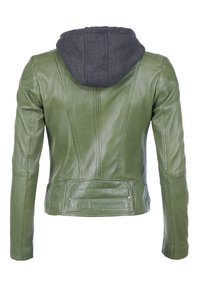 Grön läderjacka med en grå hoodie, skräddarsydd design och synlig sömnad. Har en bakficka och texturerade tygdetaljer.