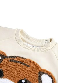 Felpa color crema con un design di volto animale marrone texture. Presenta un colletto a coste e un tessuto morbido e peloso.