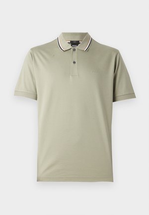 Ljus olivgrön polo skjorta gjord av mjukt tyg, med en klassisk krage med kontrasterande ränder och en placket med två knappar.