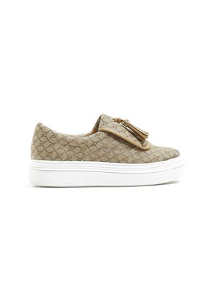 Beżowy sneaker wsuwany z teksturowanym wzorem, podniesioną białą podeszwą i ozdobnymi frędzlami na górze.