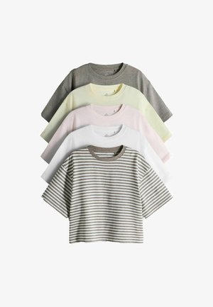 Fünf kurz geschnittene T-Shirts in verschiedenen Farben: Grau, Hellgelb, Pink, Weiß und ein gestreiftes Design in Grau und Weiß; kurze Ärmel und Rundhalsausschnitt.