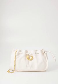 Hvid læderhåndtaske med snøre-lukning, guldfarvet ringbeslag og kæderem. Glat tekstur, cylindrisk form og minimal branding.
