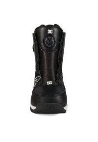 Schwarzer Snowboardstiefel aus Synthetikmaterial, elegantes Design, runde Dial-Verschluss und Logodetail an der Seite und Rückseite. Flache Gummisohle.