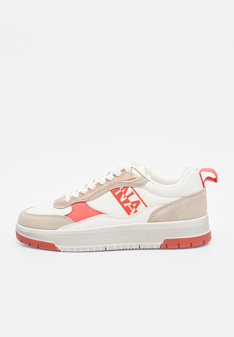 Zapatilla blanca y beige con detalles en coral, cordones blancos, logo rojo en el lateral y suela texturizada en coral y blanco, vista desde el lado izquierdo.