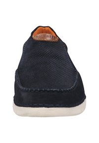 Navyblaue Slipper mit einem Obermaterial aus Mesh, Wildlederdetails, orangenem Innenfutter und weißer Sohle. Verfügt über dekorative Nähte und ein Logo-Tag.