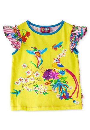 Gul kortærmet skjorte med farverige kolibri- og blomsterprint, med flæser på lyserøde stribede ærmer og en blå halsudskæring.