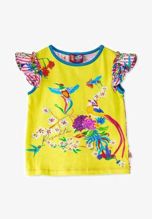 Geel shirt met korte mouwen met kleurrijke kolibries en bloemmotieven, met gerimpelde roze gestreepte mouwen en een blauwe halslijn.