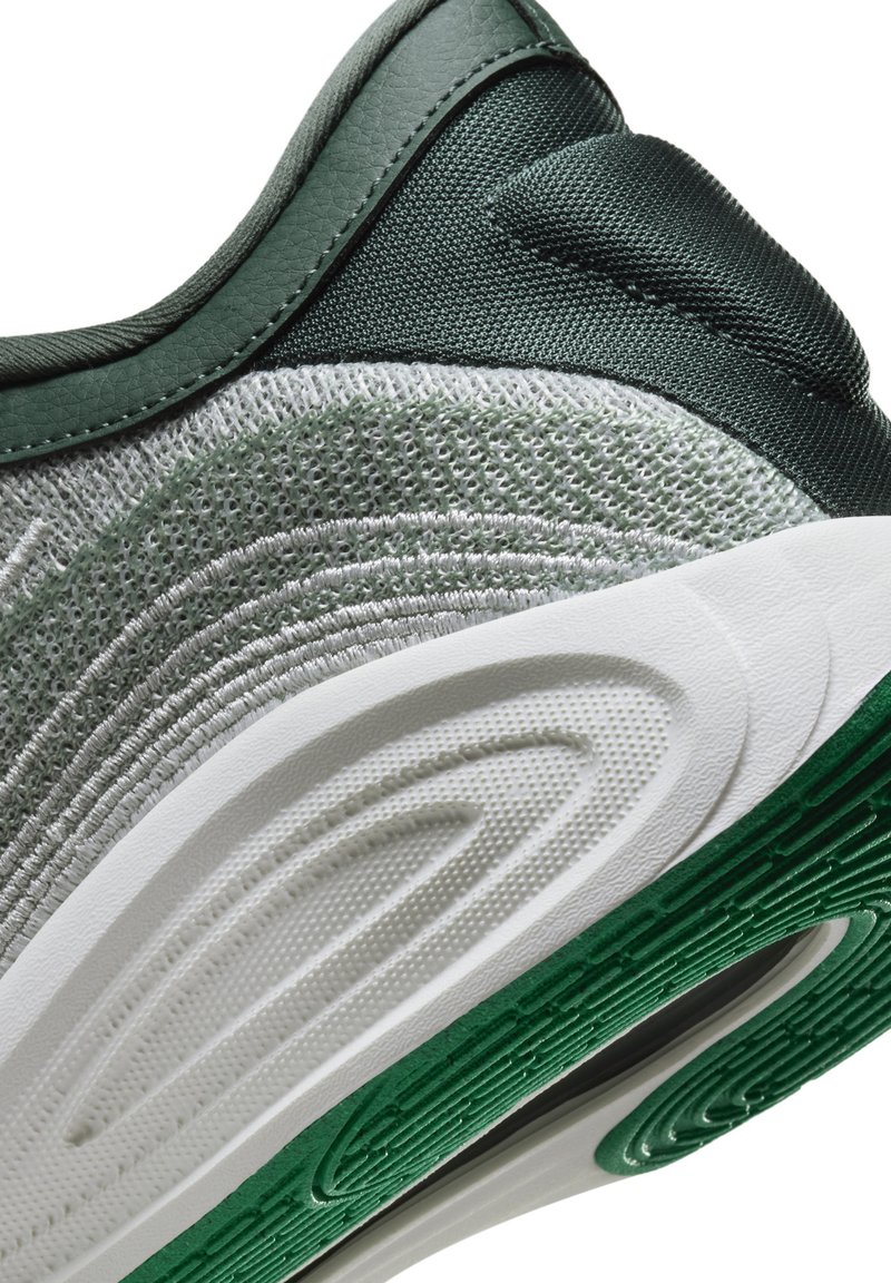 Grüner und grauer Sportschuh mit strukturiertem Mesh-Obermaterial, geschwungenem Design und weißer Außensohle mit grünem Akzent und gemustertem Profil.