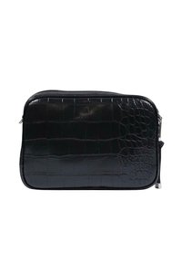 Bolso de piel sintética negra con textura de cocodrilo, forma rectangular, cierre de cremallera y bordes redondeados, adecuado para diversos usos.