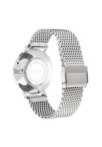 Zilveren roestvrijstalen horloge met een mesh band, ronde kast en gegraveerde achterkant. Beschikt over een veilige sluiting voor een verstelbare pasvorm.