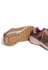 Zapatillas de ante marrón y malla con acentos rosas, suela de goma texturizada y refuerzo en el talón. Cordones y marca visibles en el lateral.
