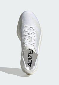 Chaussure de sport blanche avec un dessus texturé, des lacets blancs plats et un col rembourré, avec "ADIZERO" imprimé sur la semelle intérieure.