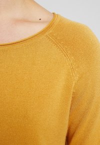 Vero Moda Petite Stickad tröja - yellow