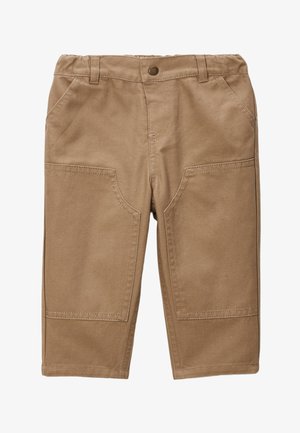 Pantalons en mélange de coton beige avec une coupe droite, dotés de poches avant et arrière, d'une fermeture à bouton et de détails de couture visibles.
