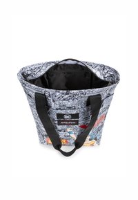 Tygväska med comic-mönster och svarta remmar. Har ett dragkedjestängt lock och ett mönstrat inre. En del av samarbetet mellan Eastpak och DC.