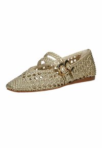 Chaussure plate tissée en or avec bout pointu, deux brides tressées et fermetures à boucle dorées, avec une semelle basse marron.