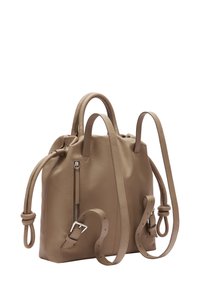 Skórzana torba w kolorze taupe z podwójnymi uchwytami u góry i regulowanymi paskami na ramię. Posiada zasuwaną kieszeń z boku oraz gładką fakturę.
