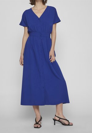 Abito maxi blu con scollo a V, maniche corte, chiusura a bottoni e cintura alla vita. Tessuto morbido con una vestibilità rilassata.
