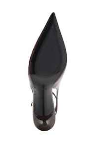 Schwarzer High-Heel-Schuh mit spitzer Schuhspitze und glatter Textur, ausgestattet mit einer gerippten Sohle und dezenten Details am Knöchelriemen.