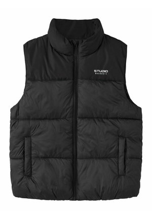 Veste noire matelassée sans manches avec zip avant, deux poches et logo "STUDIO outdoors" sur la partie supérieure gauche de la poitrine.
