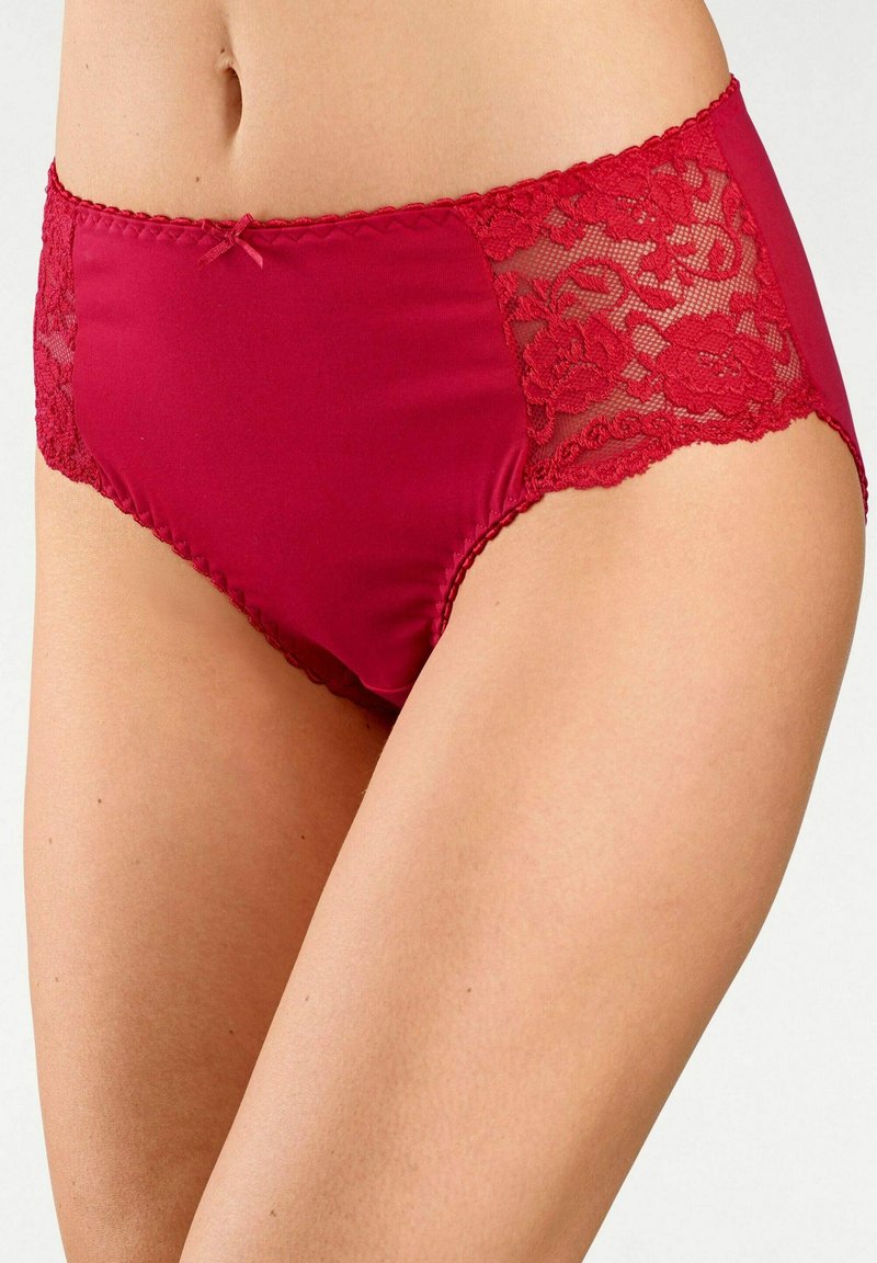 Rode damesondergoed met een gladde voorpaneel en een kanten zijkant met bloemenpatronen, afgewerkt met een klein strikje op de tailleband.