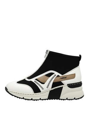 Baskets noir et blanc avec fermeture éclair, tige en synthétique, panneaux en mesh, accents beiges contrastants et semelle en caoutchouc texturée.