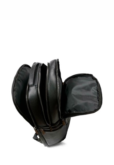 Zwarte leren rugzak met meerdere vakken, ritssluitingen, een gestructureerde buitenkant en een gladde binnenvoering.