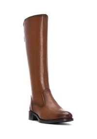Bota de cuero marrón hasta la rodilla con una textura suave, puntera redondeada y un tacón bajo tipo bloque. Presenta costuras mínimas y un diseño elegante.