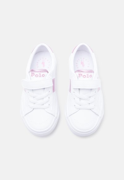 Λευκά παιδικά αθλητικά παπούτσια με ροζ λεπτομέρειες, ιμάντα με βέλκρο, κορδόνια και τη μάρκα "Polo" στη γλώσσα, απεικονιζόμενα από πάνω σε απλό φόντο.