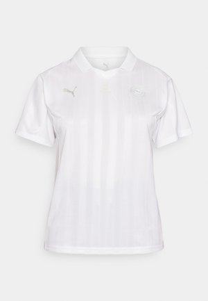 Das weiße Polohemd zeichnet sich durch ein dezentes gestreiftes Muster, kurze Ärmel und einen Kragen aus. Es verfügt über ein kleines goldenes Logo und ein rundes Patch auf der Brust.