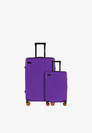 Twee paarse koffers met harde schaal, een grote en een kleine, met zwarte uitschuifbare handgrepen en oranje wielen, voorzien van verticale strepen.