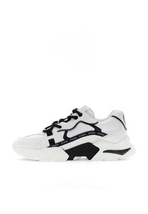 Biało-czarny sportowy but z masywną podeszwą, czarnymi sznurówkami i logo "GUESS" na bocznej paneli.