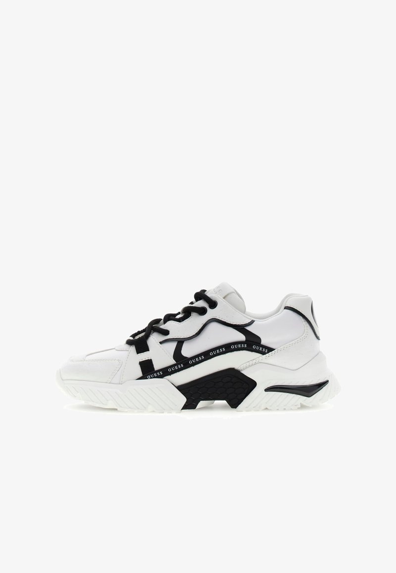 Biało-czarny sportowy but z masywną podeszwą, czarnymi sznurówkami i logo "GUESS" na bocznej paneli.