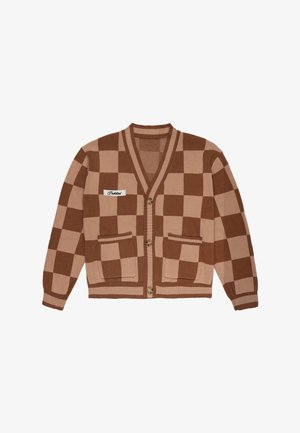 Cardigan a quadri marrone e beige con scollo a V, tre bottoni, due tasche frontali e una piccola toppa bianca con testo sul petto sinistro.