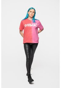 Paradiso Clothing GORILLAZ TWO TONE BRUSH DYE WASH - Print T-shirt - red