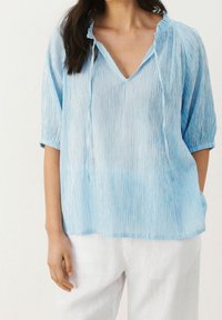Blaue gestreifte Bluse mit V-Ausschnitt, halblangen Ärmeln und einem leichten, strukturierten Stoff. Sie hat eine entspannte Passform und ein lässiges Design.