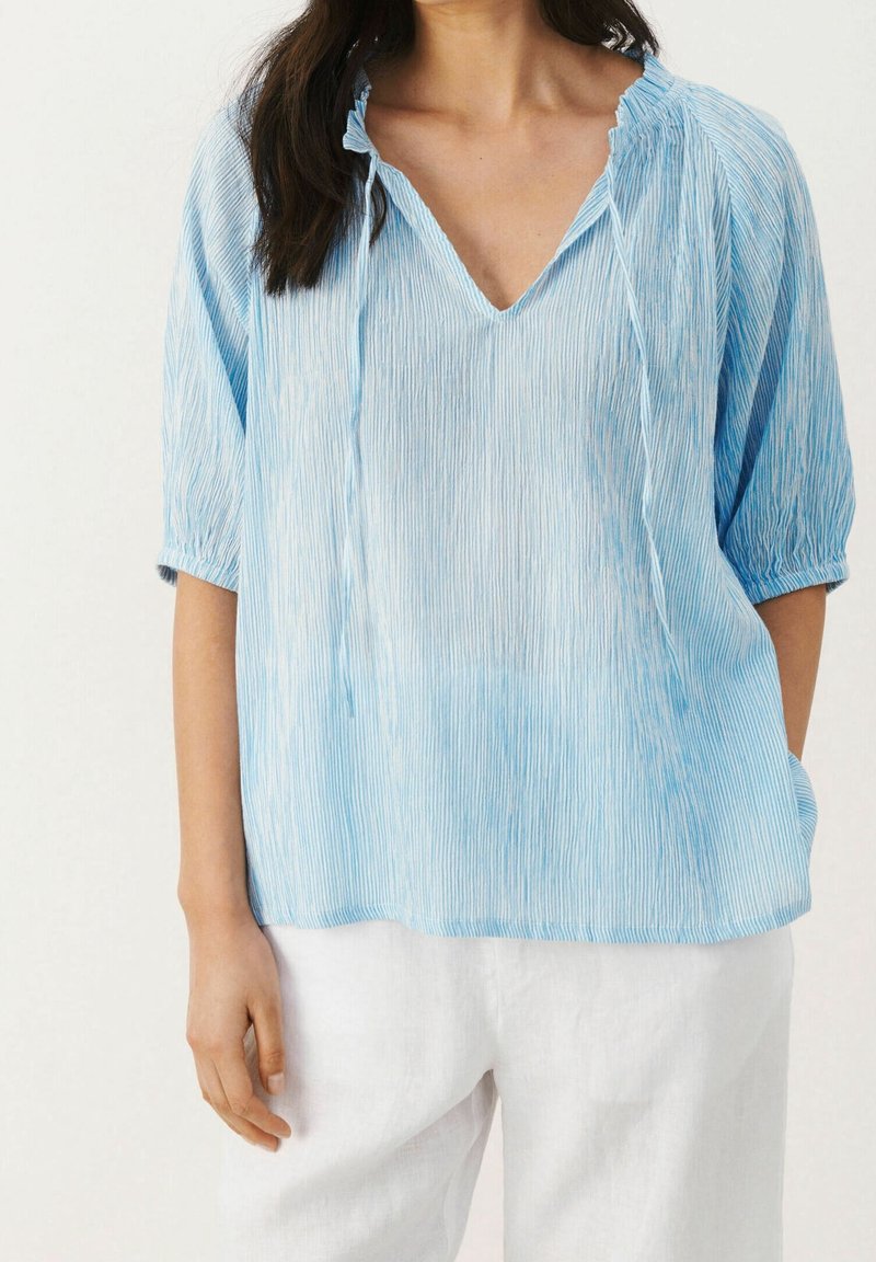 Blaue gestreifte Bluse mit V-Ausschnitt, halblangen Ärmeln und einem leichten, strukturierten Stoff. Sie hat eine entspannte Passform und ein lässiges Design.