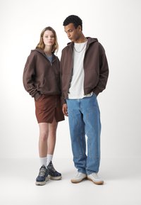 Jack & Jones PREMIUM JPRBLUHARVEY ZIP HOOD UNISEX - Cipzáras pulóver - chocolate brown