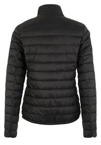 Svart puffjacka med ett quiltat mönster, hög krage och elastiska muddar. Har en slät, blank yta och en figurnära silhuett.