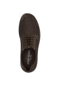 Scarpa in pelle marrone con punta tonda, design con lacci, cuciture a contrasto e un logo sulla soletta. Texture liscia e silhouette classica.
