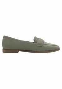 Mocassins en daim vert avec un bout arrondi, une semelle plate et une large bride sur le dessus du pied. Détails de couture le long des côtés.