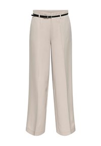 Pantalon beige à jambes larges avec une texture lisse, doté d'une ceinture noire, de deux poches avant et de plis pressés pour plus de détail.